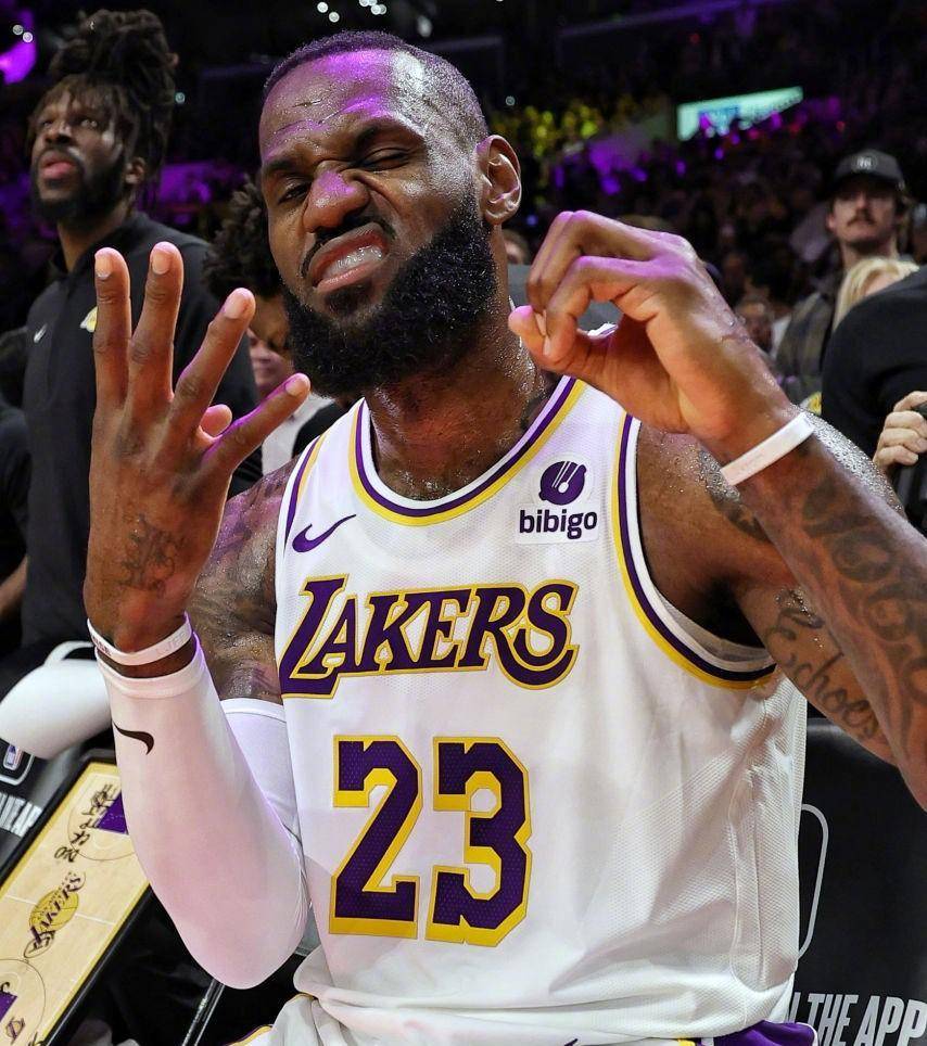 熊猫体育-西班牙队引发争议！，詹姆斯官方宣布比赛规则变更新规比赛高潮迭起的简单介绍